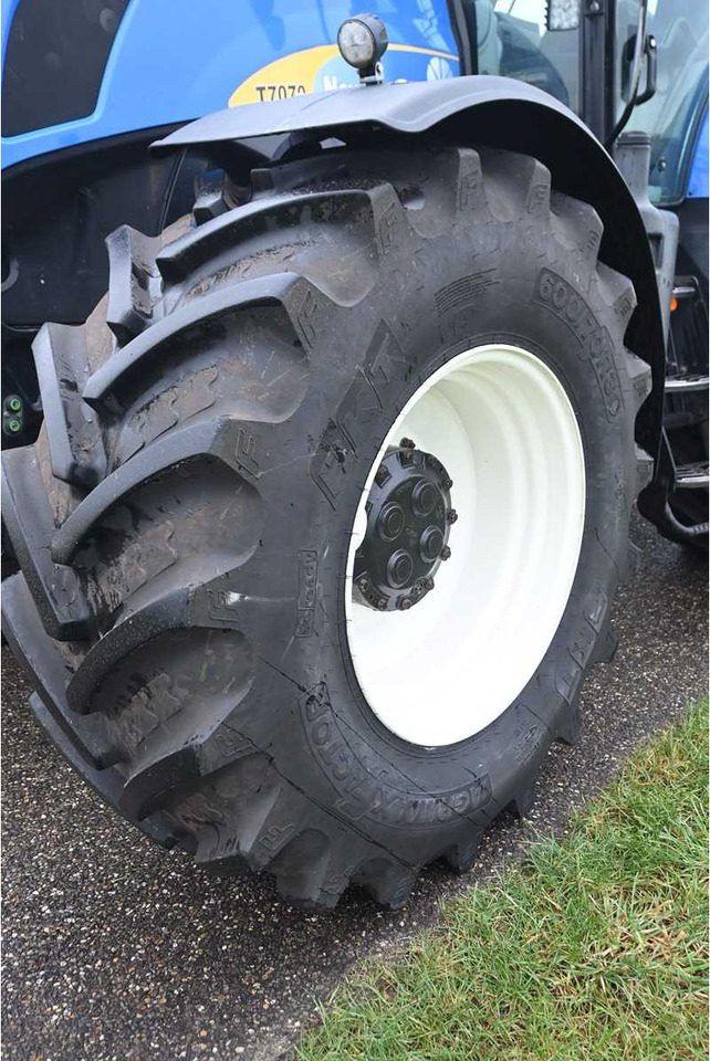 Tractor NEW HOLLAND - 2011 - T7070 - ALL-WHEEL DRIVE FARM TRACTOR: foto 16 Tractor NEW HOLLAND - 2011 - T7070 - ALL-WHEEL DRIVE FARM TRACTOR: foto 16