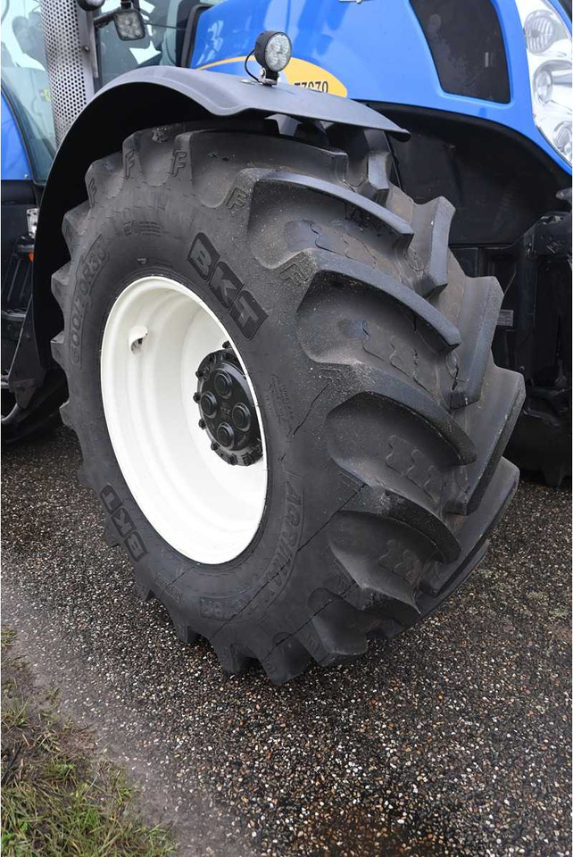 Tractor NEW HOLLAND - 2011 - T7070 - ALL-WHEEL DRIVE FARM TRACTOR: foto 19 Tractor NEW HOLLAND - 2011 - T7070 - ALL-WHEEL DRIVE FARM TRACTOR: foto 19