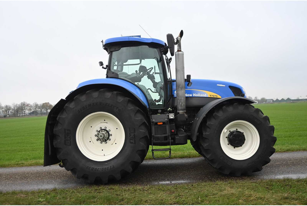 Tractor NEW HOLLAND - 2011 - T7070 - ALL-WHEEL DRIVE FARM TRACTOR: foto 8 Tractor NEW HOLLAND - 2011 - T7070 - ALL-WHEEL DRIVE FARM TRACTOR: foto 8