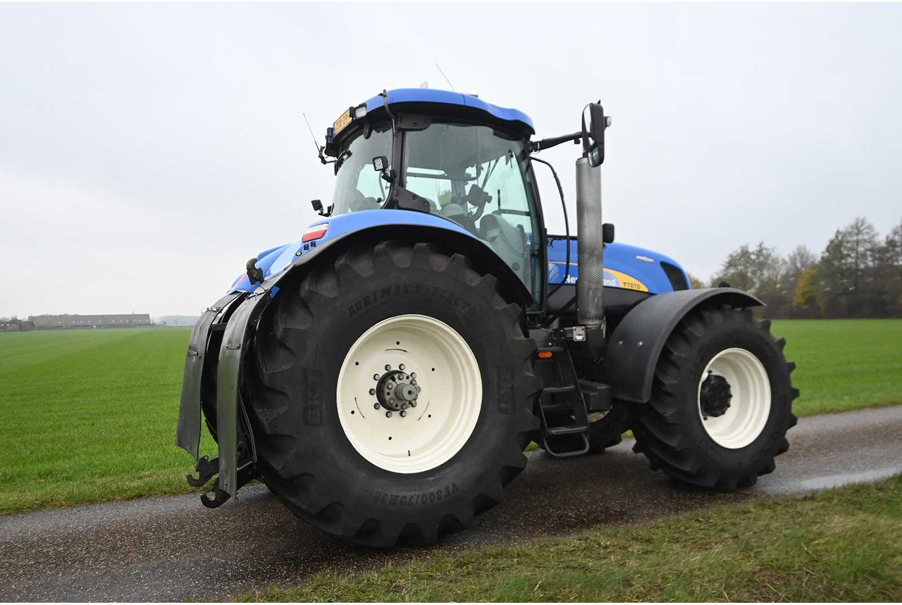Tractor NEW HOLLAND - 2011 - T7070 - ALL-WHEEL DRIVE FARM TRACTOR: foto 7 Tractor NEW HOLLAND - 2011 - T7070 - ALL-WHEEL DRIVE FARM TRACTOR: foto 7