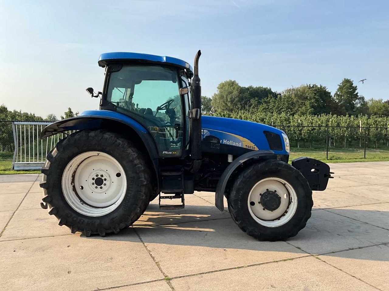 New Holland T6030 - Tractor: foto 4 New Holland T6030 - Tractor: foto 4
