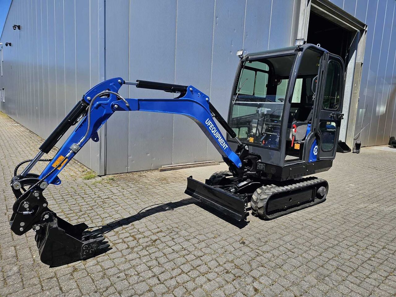 UF EQUIPMENT - NM25 MINI EXCAVATOR - 2025 - WITH QUICK CHANGE SYSTEM INCL. 3 BUCKETS - Miniexcavadora: foto 2 UF EQUIPMENT - NM25 MINI EXCAVATOR - 2025 - WITH QUICK CHANGE SYSTEM INCL. 3 BUCKETS - Miniexcavadora: foto 2