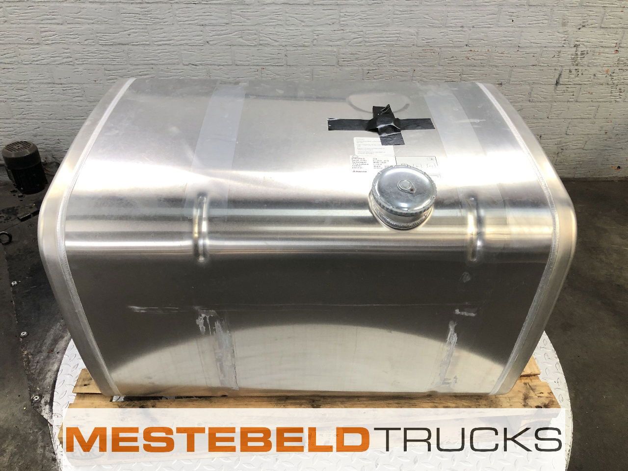 MAN Brandstoftank 370 liter - Depósito de combustible para Camión: foto 1 MAN Brandstoftank 370 liter - Depósito de combustible para Camión: foto 1