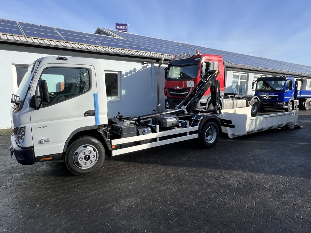 FUSO Canter FUSO 7C18 City Abrollkipper Miete - Multibasculante camión: foto 3 FUSO Canter FUSO 7C18 City Abrollkipper Miete - Multibasculante camión: foto 3