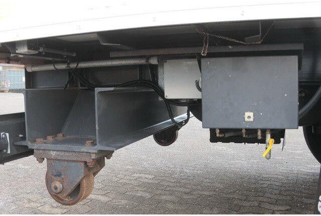Sommer 2-Achser, elektr. Rolltor, BPW, 11.000mm lang - Caja cerrada semirremolque: foto 5 Sommer 2-Achser, elektr. Rolltor, BPW, 11.000mm lang - Caja cerrada semirremolque: foto 5