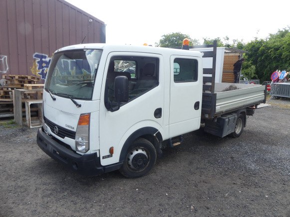 Camionnette double cabine et benne tri benne Nissan Cabstar (2009-215.641 km) - Otros: foto 1 Camionnette double cabine et benne tri benne Nissan Cabstar (2009-215.641 km) - Otros: foto 1