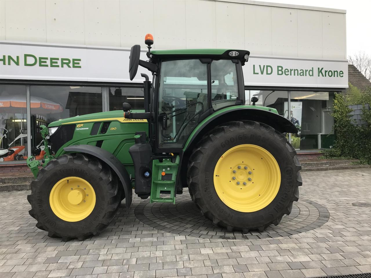 John Deere 6R 130 - Tractor: foto 1 John Deere 6R 130 - Tractor: foto 1