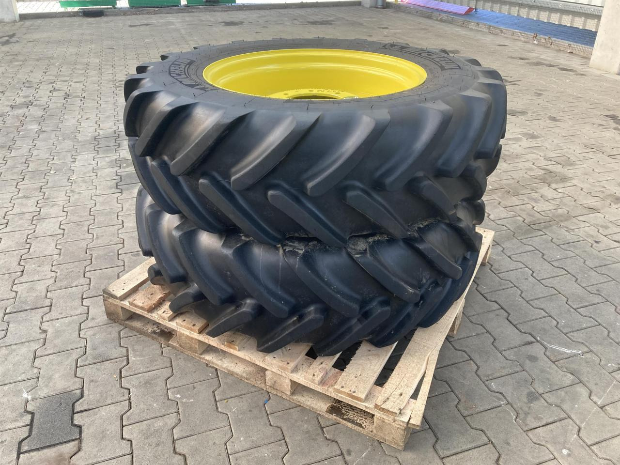 Michelin 380/70R28 - Neumático para Maquinaria agrícola: foto 1 Michelin 380/70R28 - Neumático para Maquinaria agrícola: foto 1