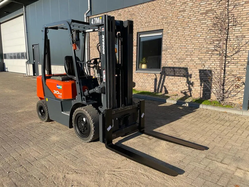 Doosan D30G Yanmar 3 ton Triplex Freelift Sideshift Diesel Heftruck 470 cm hefhoogte - Carretilla elevadora diésel: foto 4 Doosan D30G Yanmar 3 ton Triplex Freelift Sideshift Diesel Heftruck 470 cm hefhoogte - Carretilla elevadora diésel: foto 4