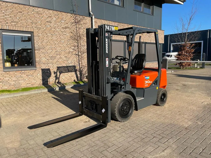 Doosan D30G Yanmar 3 ton Triplex Freelift Sideshift Diesel Heftruck 470 cm hefhoogte - Carretilla elevadora diésel: foto 1 Doosan D30G Yanmar 3 ton Triplex Freelift Sideshift Diesel Heftruck 470 cm hefhoogte - Carretilla elevadora diésel: foto 1