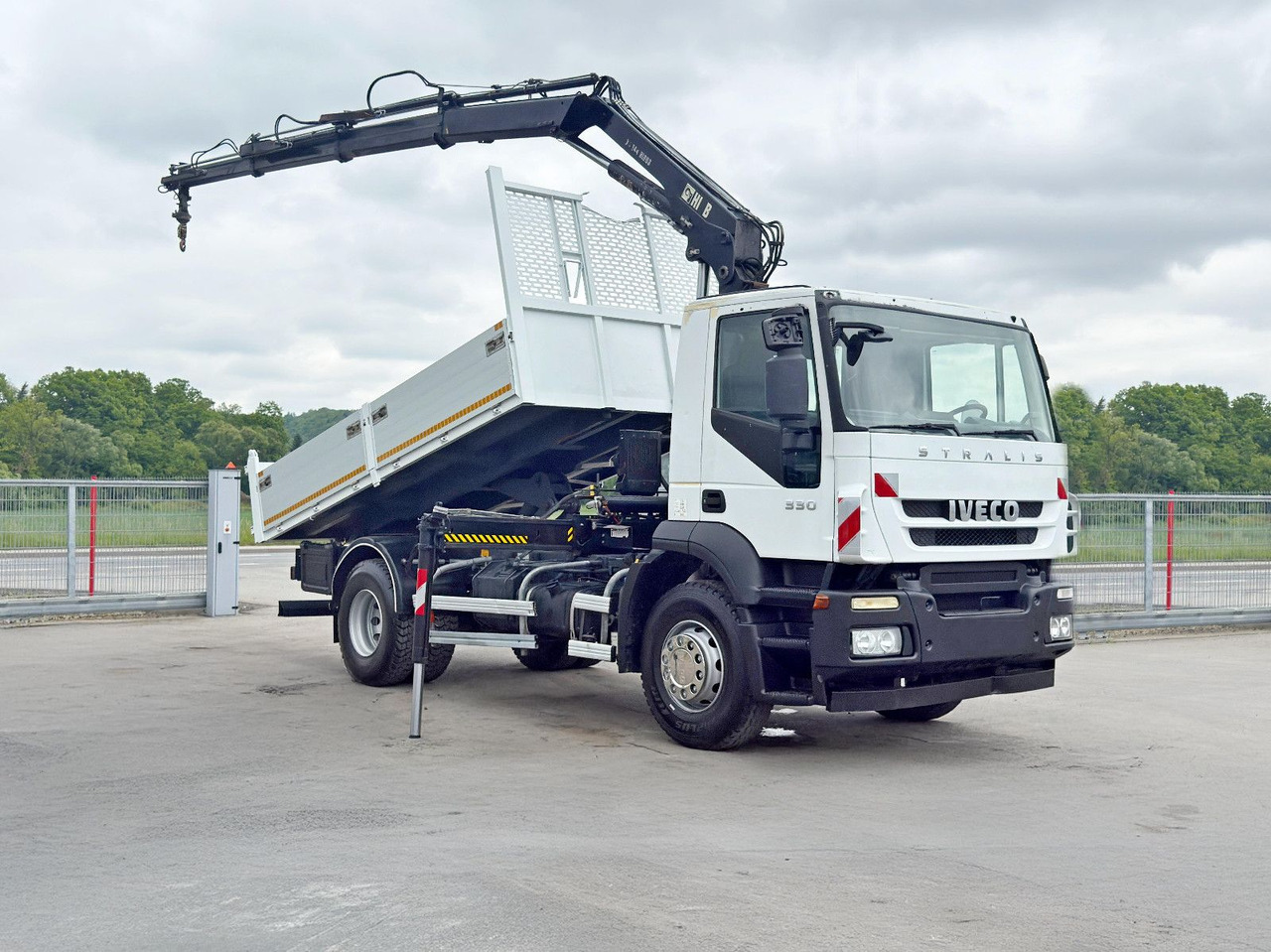 Iveco STRALIS 330 *HIAB 144 BS-3 HIDUO* TOPZUSTAND - Volquete camión, Camión grúa: foto 2 Iveco STRALIS 330 *HIAB 144 BS-3 HIDUO* TOPZUSTAND - Volquete camión, Camión grúa: foto 2