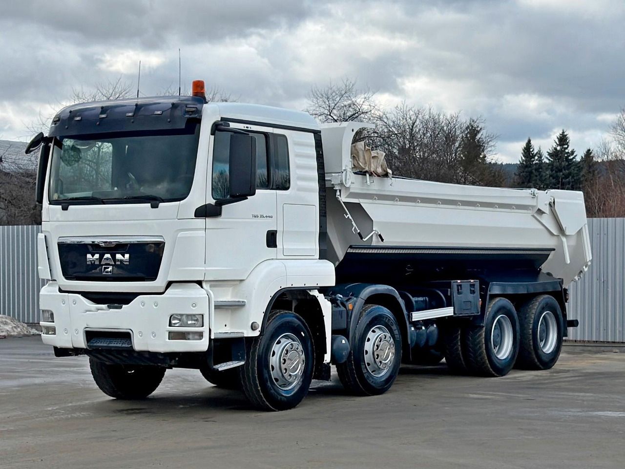 MAN TGS 35.440 KIPPER * 8x4 * TOPZUSTAND - Volquete camión: foto 2 MAN TGS 35.440 KIPPER * 8x4 * TOPZUSTAND - Volquete camión: foto 2