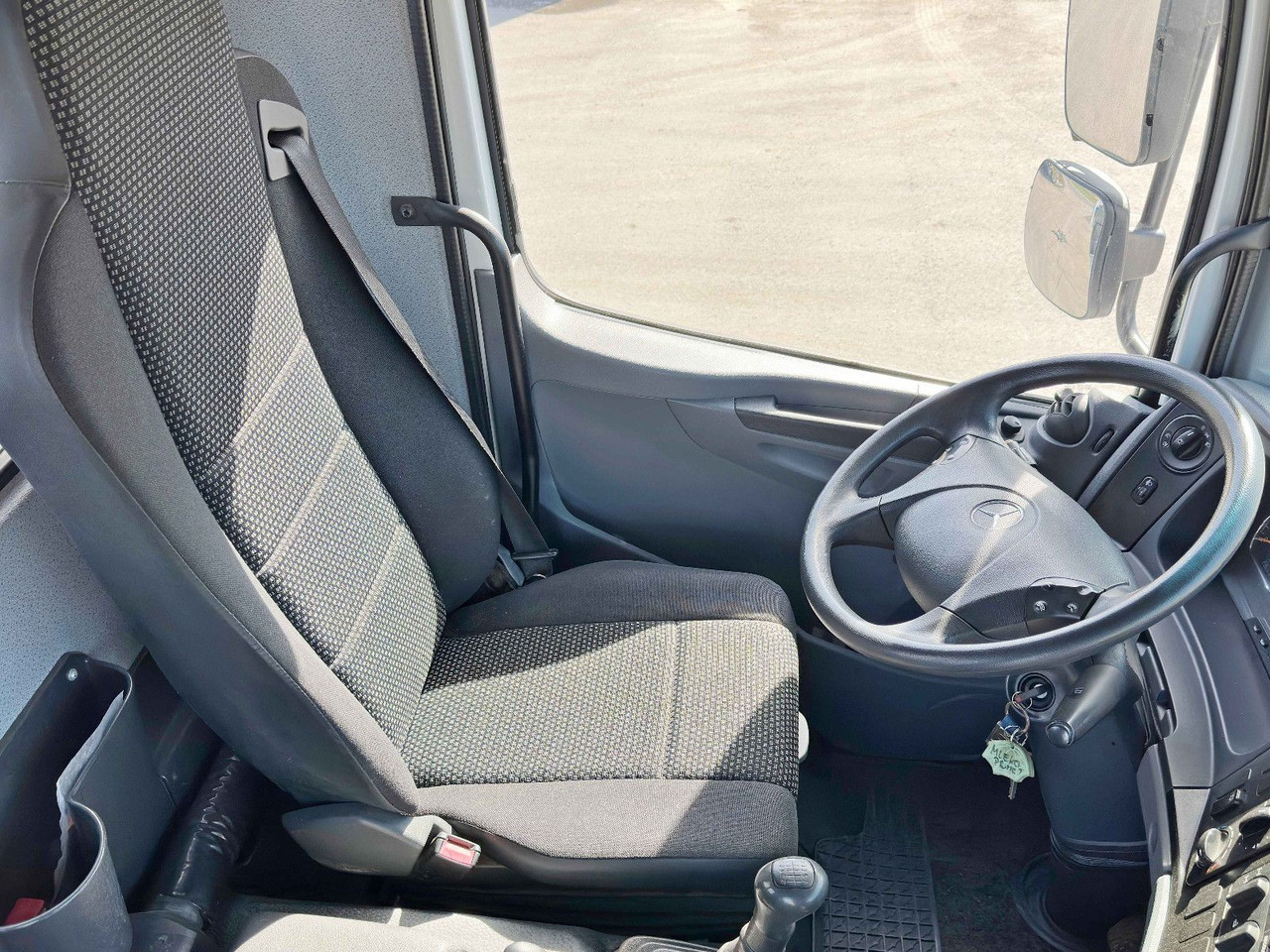 Foto del interior 1: Volquete camión, Camión grúa nuevo Mercedes-Benz AXOR 1629 * KIPPER 4,80 m * 4x4 * TOPZUSTAND