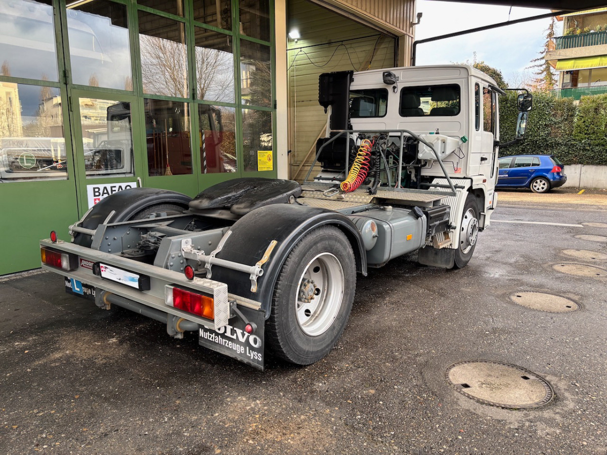Cabeza tractora VOLVO FL6H615: foto 10