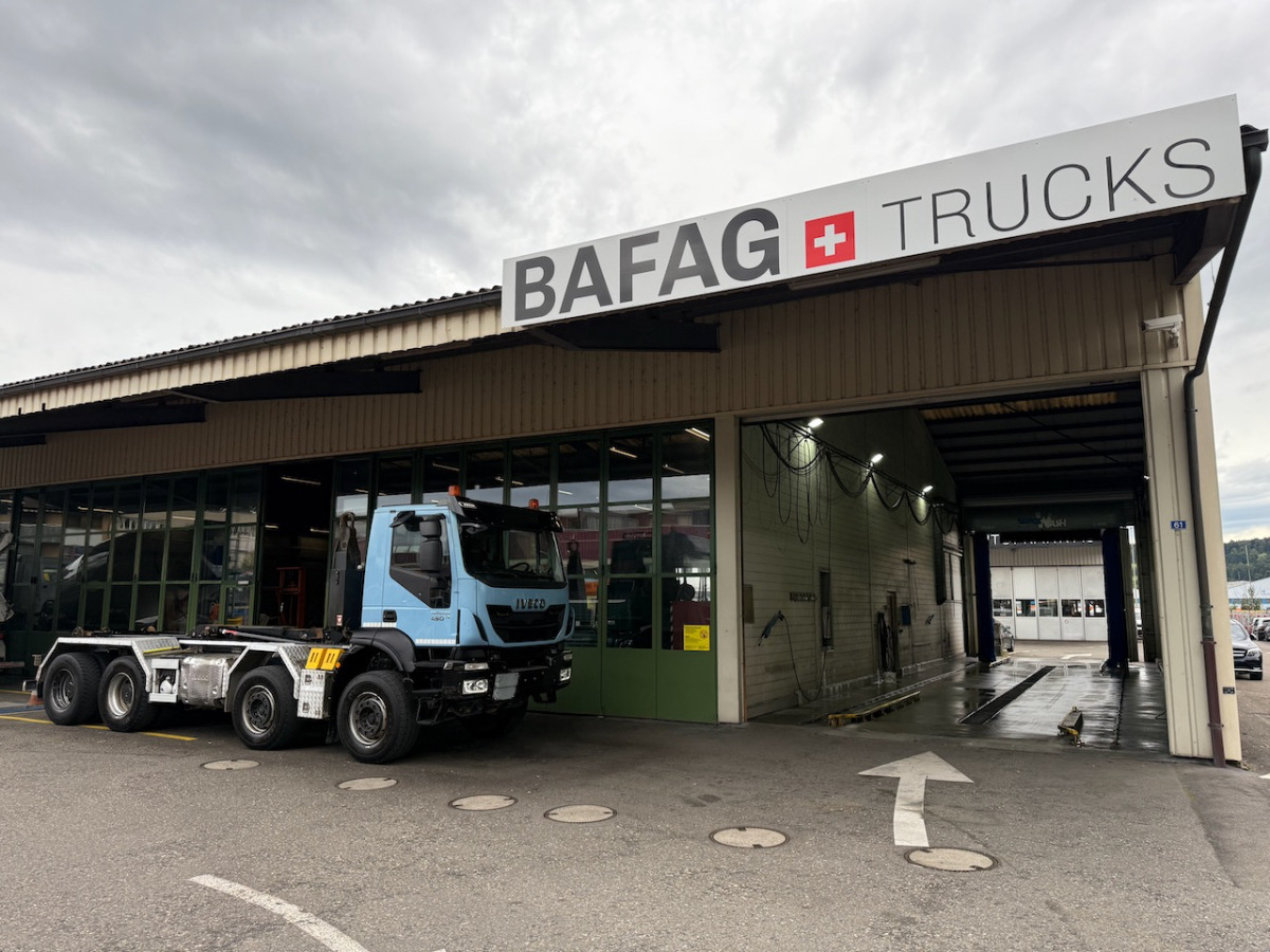 IVECO 340T45 Trakker 8x4 - Multibasculante camión: foto 2 IVECO 340T45 Trakker 8x4 - Multibasculante camión: foto 2