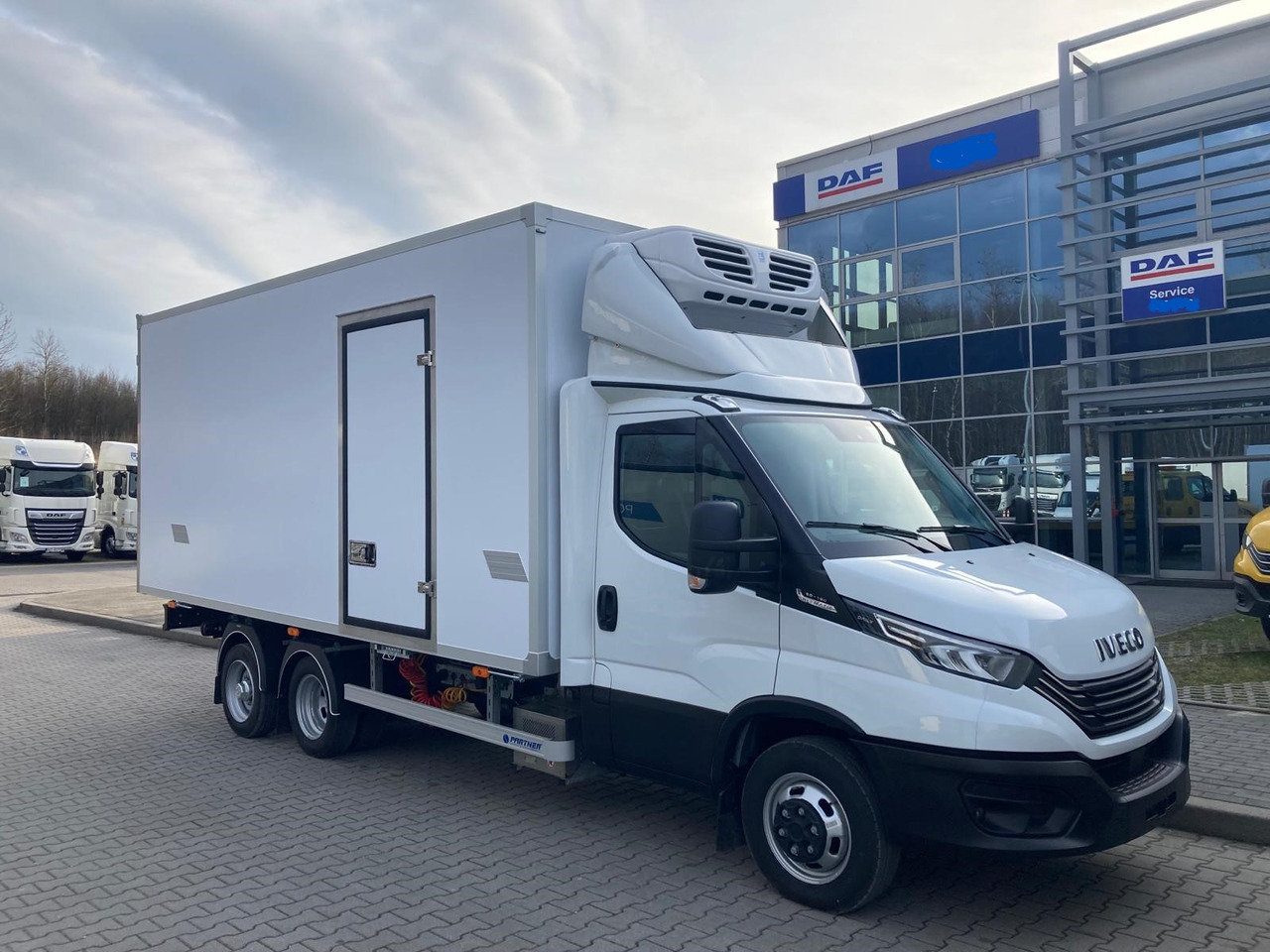 IVECO Daily BE-Truck 35S18H A8 180 PS Kühlkoffer 7.000kg Gesamtgewicht - Frigorífico camión: foto 4 IVECO Daily BE-Truck 35S18H A8 180 PS Kühlkoffer 7.000kg Gesamtgewicht - Frigorífico camión: foto 4