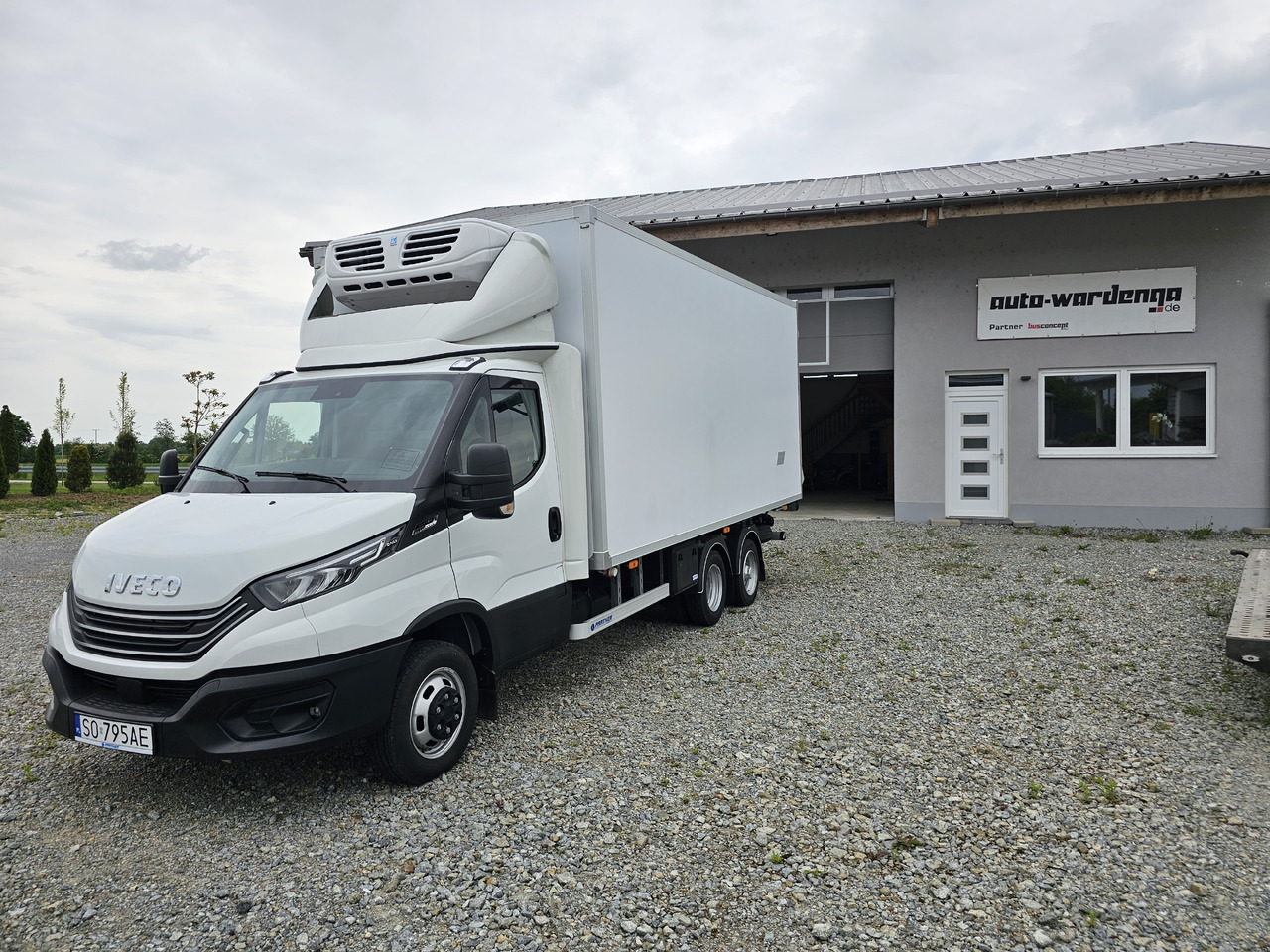 IVECO Daily BE-Truck 35S18H A8 180 PS Kühlkoffer 7.000kg Gesamtgewicht - Frigorífico camión: foto 1 IVECO Daily BE-Truck 35S18H A8 180 PS Kühlkoffer 7.000kg Gesamtgewicht - Frigorífico camión: foto 1