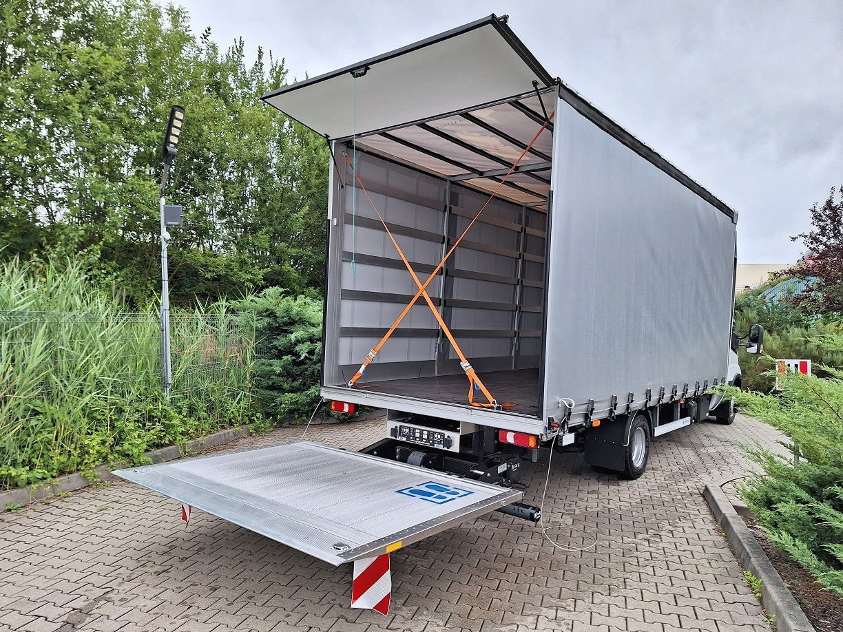 Iveco Daily 70C18A8 Backsleeper BÄR - Furgoneta con caja de lona: foto 5 Iveco Daily 70C18A8 Backsleeper BÄR - Furgoneta con caja de lona: foto 5
