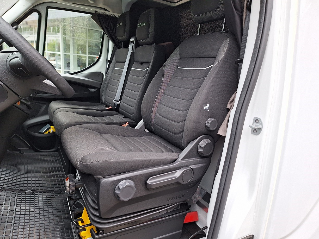 Iveco Daily 70C18A8 Backsleeper BÄR - Furgoneta con caja de lona: foto 3 Iveco Daily 70C18A8 Backsleeper BÄR - Furgoneta con caja de lona: foto 3