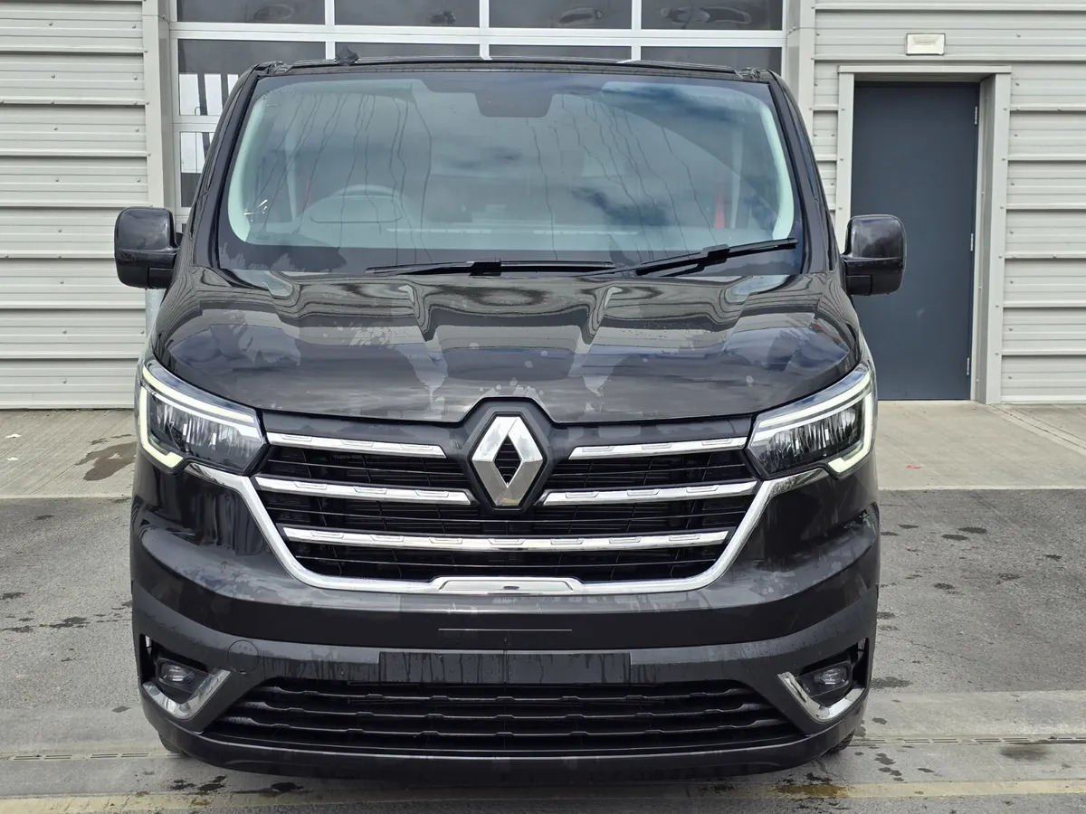 New Renault Trafic Red Edition -150BHP - Furgoneta pequeña: foto 5 New Renault Trafic Red Edition -150BHP - Furgoneta pequeña: foto 5