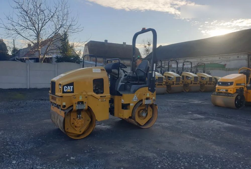 Caterpillar CB 24B road roller - Apisonadora de asfalto: foto 3 Caterpillar CB 24B road roller - Apisonadora de asfalto: foto 3