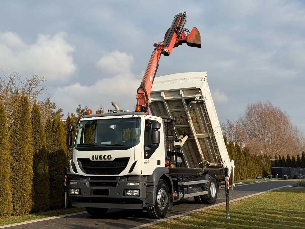 IVECO Stralis 330 - 3 way tipper + crane - Volquete camión, Camión grúa: foto 1 IVECO Stralis 330 - 3 way tipper + crane - Volquete camión, Camión grúa: foto 1