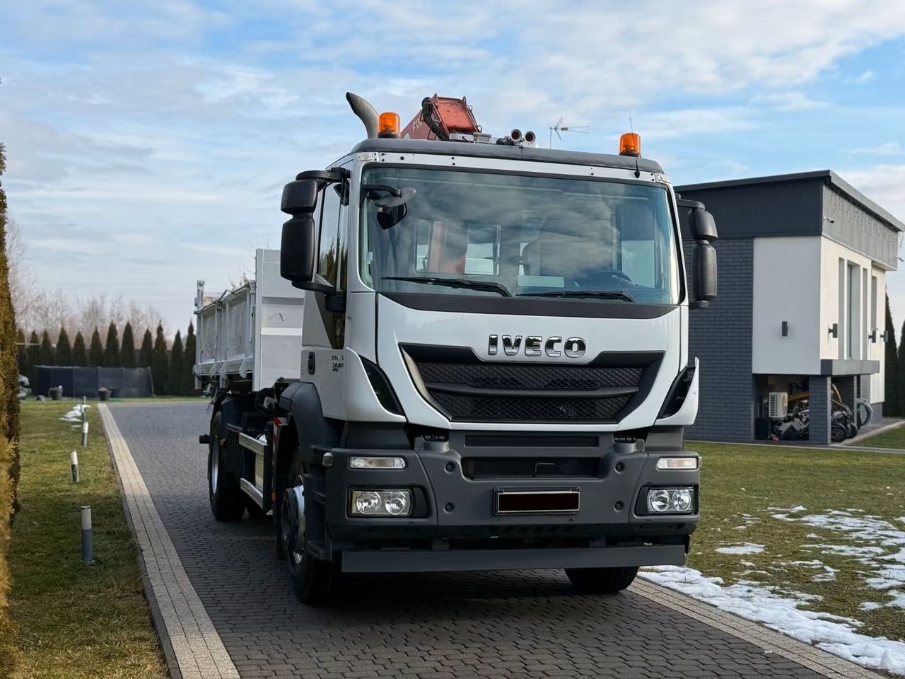 IVECO Stralis 330 - 3 way tipper + crane - Volquete camión, Camión grúa: foto 2 IVECO Stralis 330 - 3 way tipper + crane - Volquete camión, Camión grúa: foto 2