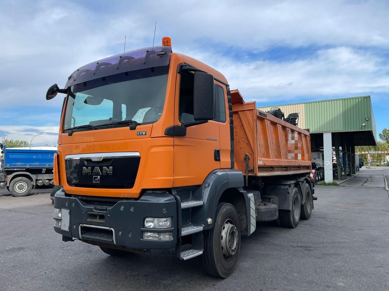 MAN TGS 26.360 Tipper + Crane Jonsered J 1090 - Volquete camión, Camión grúa: foto 1 MAN TGS 26.360 Tipper + Crane Jonsered J 1090 - Volquete camión, Camión grúa: foto 1