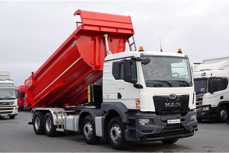 MAN TGS 35.430 / 8X4 / WYWROTKA TYLNOZSYPOWA / HYDROKLAPA / OPONY 10 - Volquete camión: foto 4 MAN TGS 35.430 / 8X4 / WYWROTKA TYLNOZSYPOWA / HYDROKLAPA / OPONY 10 - Volquete camión: foto 4