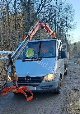 Mercedes-Benz 413 - Doka tipper+crane with gripper - Volquete camión, Camión grúa: foto 1 Mercedes-Benz 413 - Doka tipper+crane with gripper - Volquete camión, Camión grúa: foto 1