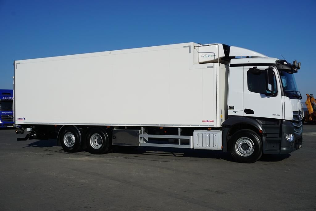 Mercedes-Benz ANTOS / 2545 / EURO 6 / CHŁODNIA + WINDA / 23 PALETY / OŚ SKRĘTN - Frigorífico camión: foto 4 Mercedes-Benz ANTOS / 2545 / EURO 6 / CHŁODNIA + WINDA / 23 PALETY / OŚ SKRĘTN - Frigorífico camión: foto 4