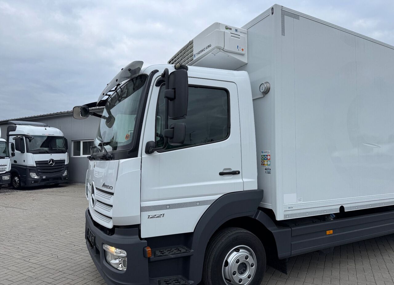 Mercedes-Benz ATEGO 1221 refrigerated truck + Tail lift - Frigorífico camión: foto 2 Mercedes-Benz ATEGO 1221 refrigerated truck + Tail lift - Frigorífico camión: foto 2