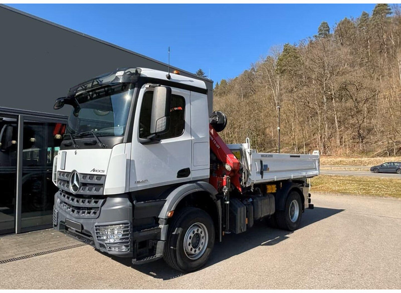 Mercedes-Benz Arocs 1840 - 3 way tipper truck + crane - Volquete camión, Camión grúa: foto 1 Mercedes-Benz Arocs 1840 - 3 way tipper truck + crane - Volquete camión, Camión grúa: foto 1