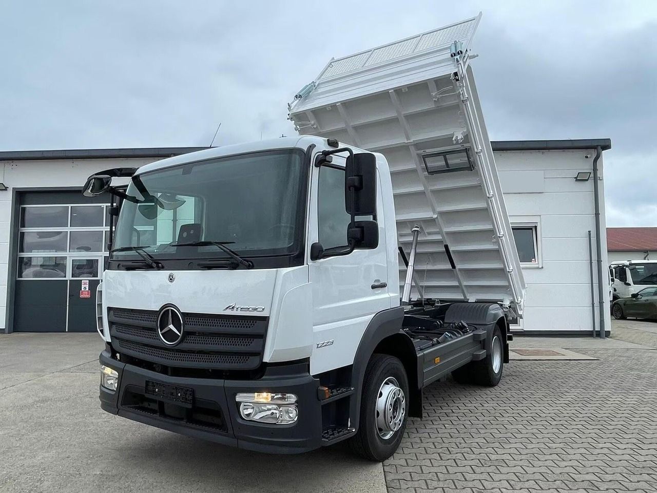 Mercedes-Benz Atego 1223 3-way tipper - Volquete camión: foto 1 Mercedes-Benz Atego 1223 3-way tipper - Volquete camión: foto 1