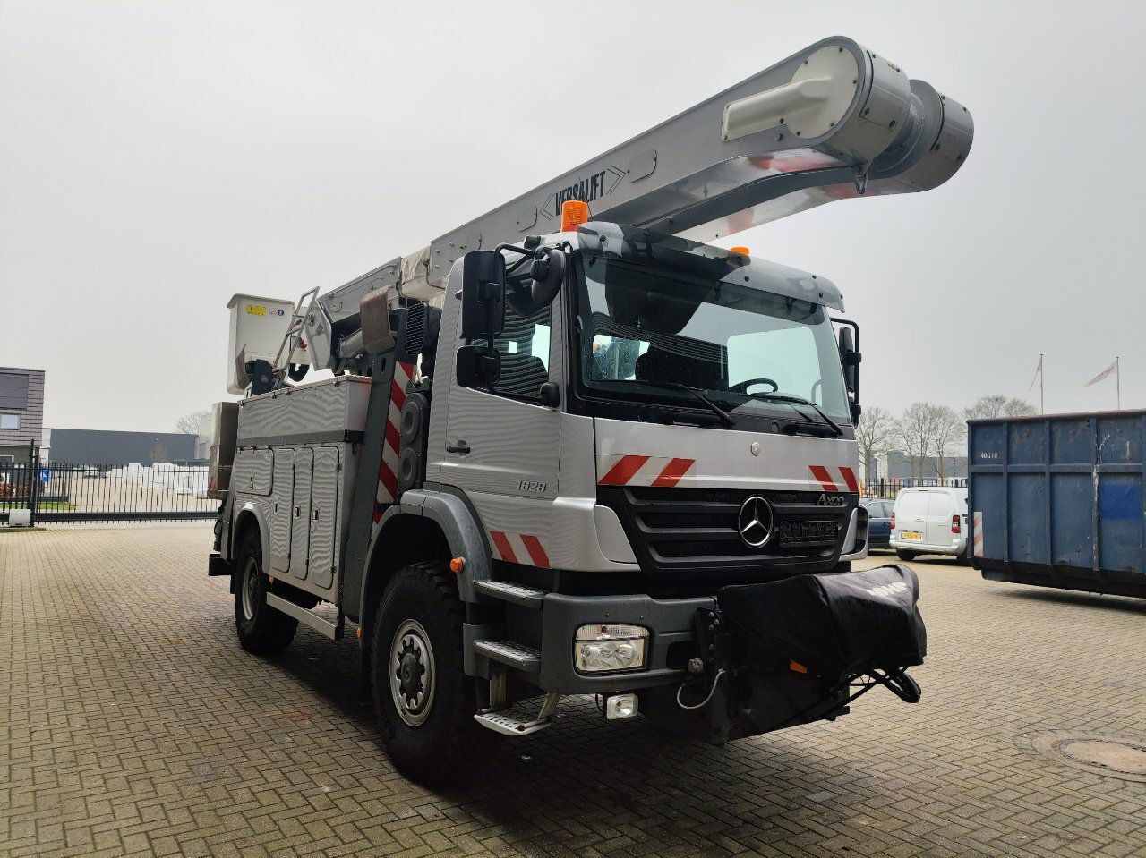 Mercedes-Benz Axor 1824 - Lifting basket - Camión con plataforma elevadora: foto 3 Mercedes-Benz Axor 1824 - Lifting basket - Camión con plataforma elevadora: foto 3