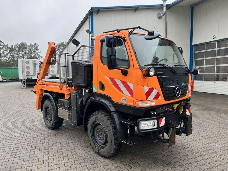 Mercedes-Benz Unimog U 20 4x4 Skip loader - Portacontenedor de cadenas camión: foto 1 Mercedes-Benz Unimog U 20 4x4 Skip loader - Portacontenedor de cadenas camión: foto 1