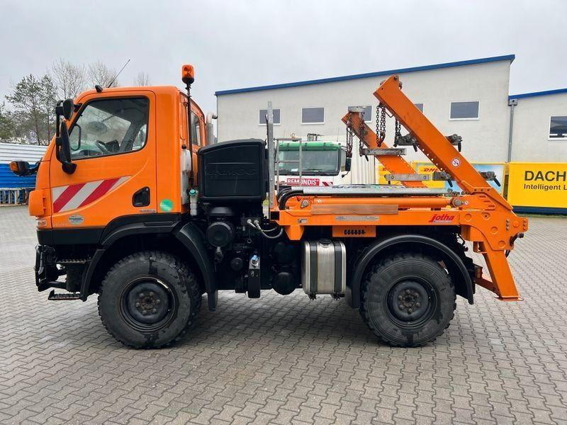 Mercedes-Benz Unimog U 20 4x4 Skip loader - Portacontenedor de cadenas camión: foto 4 Mercedes-Benz Unimog U 20 4x4 Skip loader - Portacontenedor de cadenas camión: foto 4