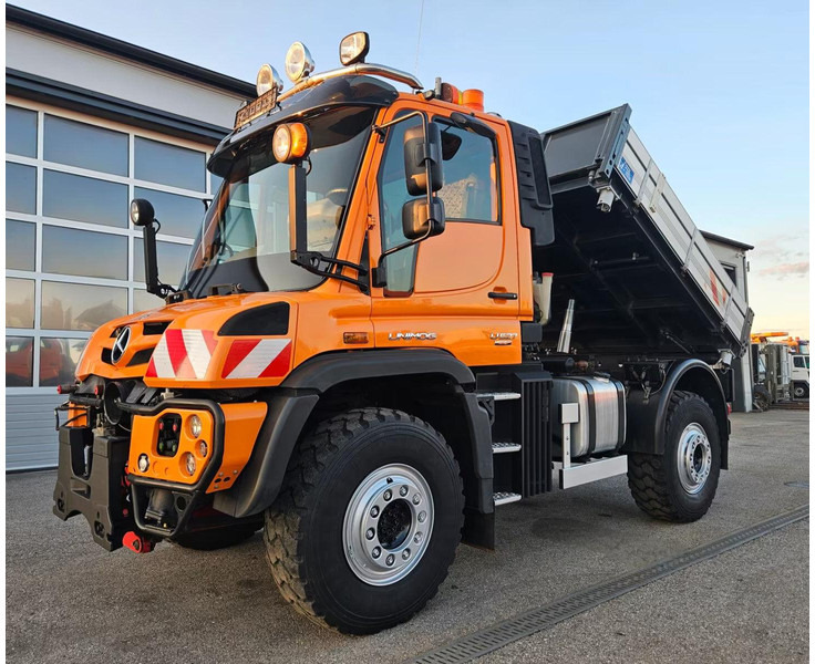 Mercedes-Benz Unimog U527 4x4 3 Way Tipper - Volquete camión: foto 1 Mercedes-Benz Unimog U527 4x4 3 Way Tipper - Volquete camión: foto 1