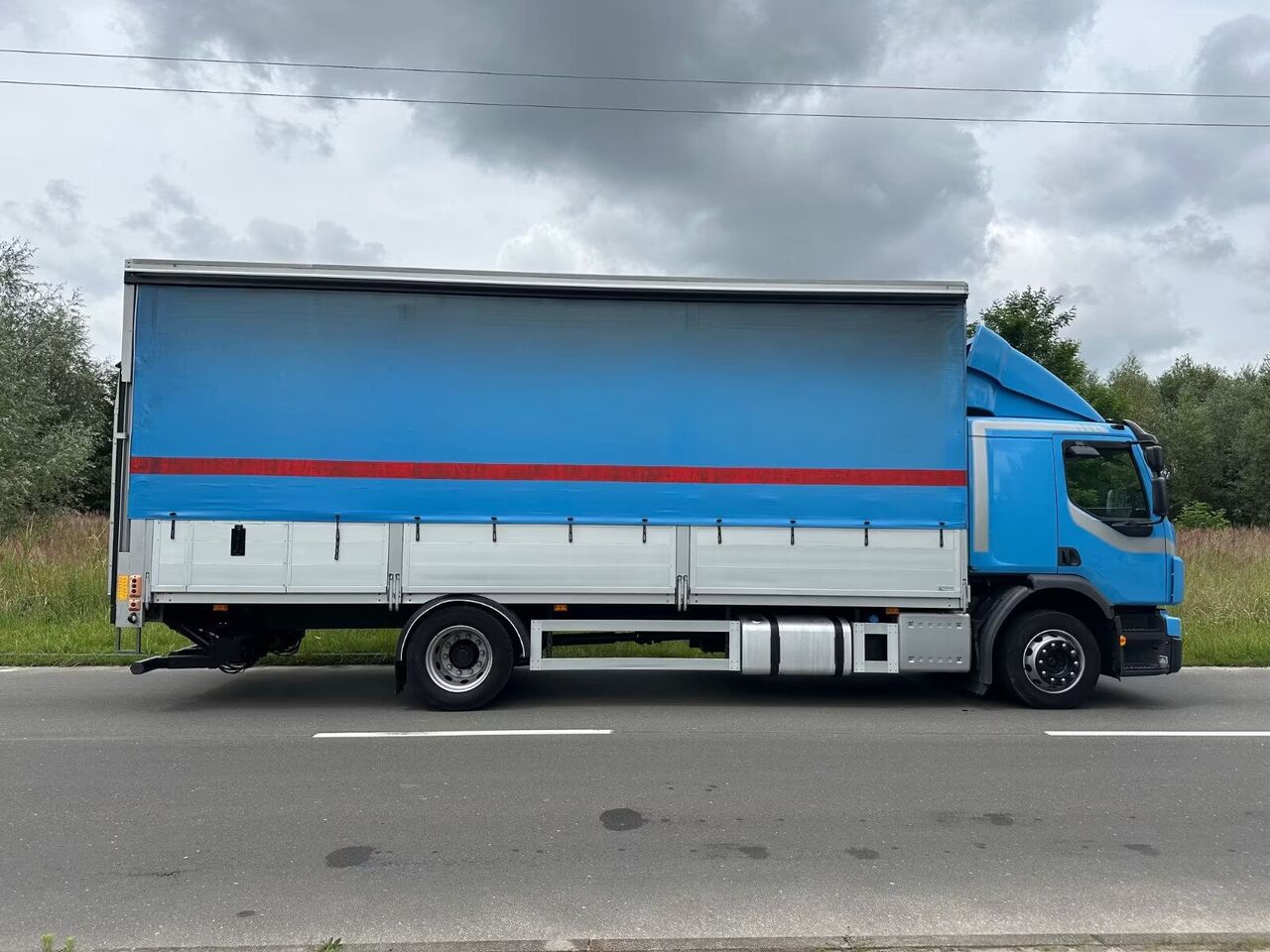 Volvo FE 250 curtain-sided truck+Tail lift - Camión lona: foto 5 Volvo FE 250 curtain-sided truck+Tail lift - Camión lona: foto 5