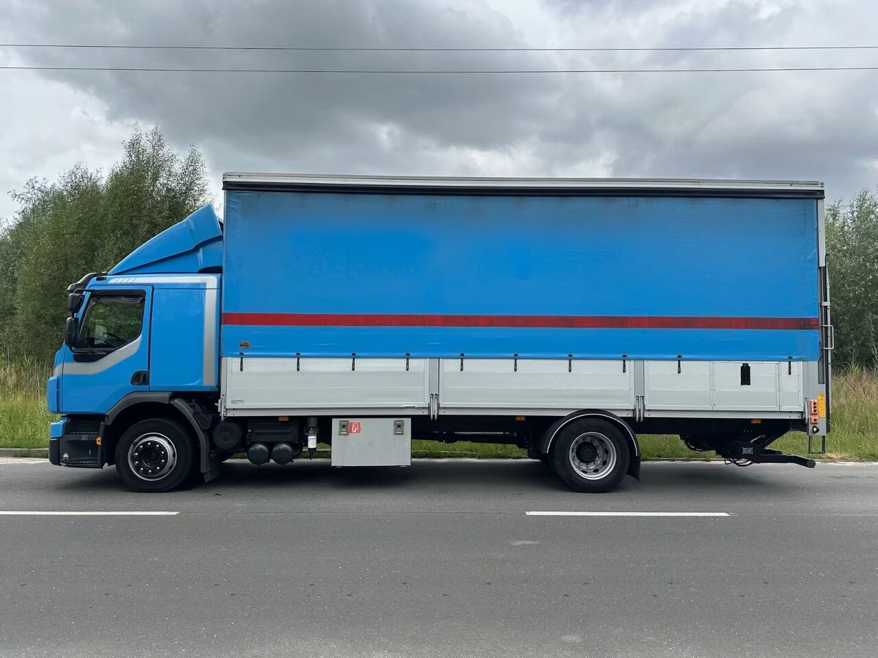 Volvo FE 250 curtain-sided truck+Tail lift - Camión lona: foto 4 Volvo FE 250 curtain-sided truck+Tail lift - Camión lona: foto 4