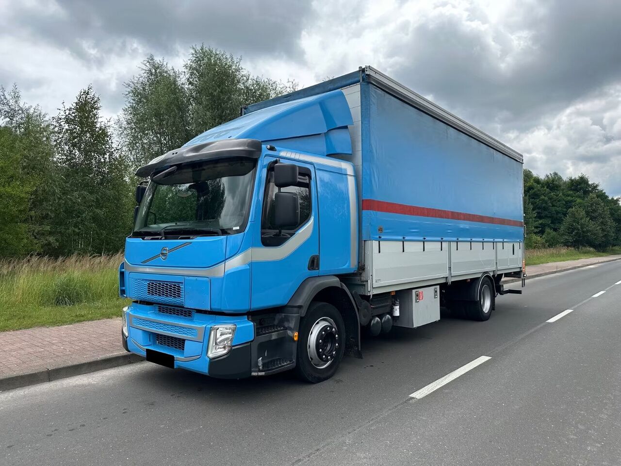 Volvo FE 250 curtain-sided truck+Tail lift - Camión lona: foto 1 Volvo FE 250 curtain-sided truck+Tail lift - Camión lona: foto 1