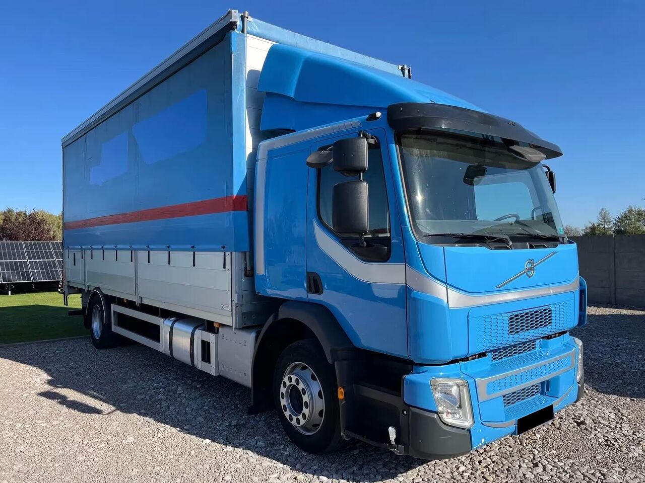 Volvo FE 250 curtain-sided truck+Tail lift - Camión lona: foto 3 Volvo FE 250 curtain-sided truck+Tail lift - Camión lona: foto 3