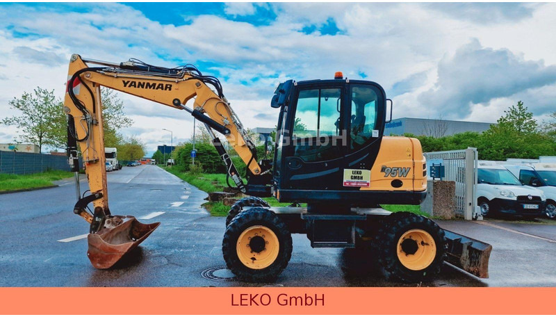 Yanmar B 95W Mit Drei Löffeln und Ein Hammer - Excavadora de ruedas: foto 4 Yanmar B 95W Mit Drei Löffeln und Ein Hammer - Excavadora de ruedas: foto 4