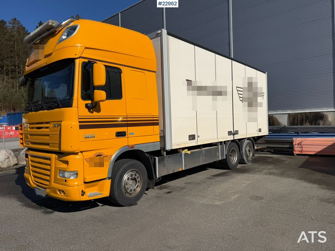 DAF XF 105.410 6x2 skapbil m/lift - Camión caja cerrada: foto 1 DAF XF 105.410 6x2 skapbil m/lift - Camión caja cerrada: foto 1
