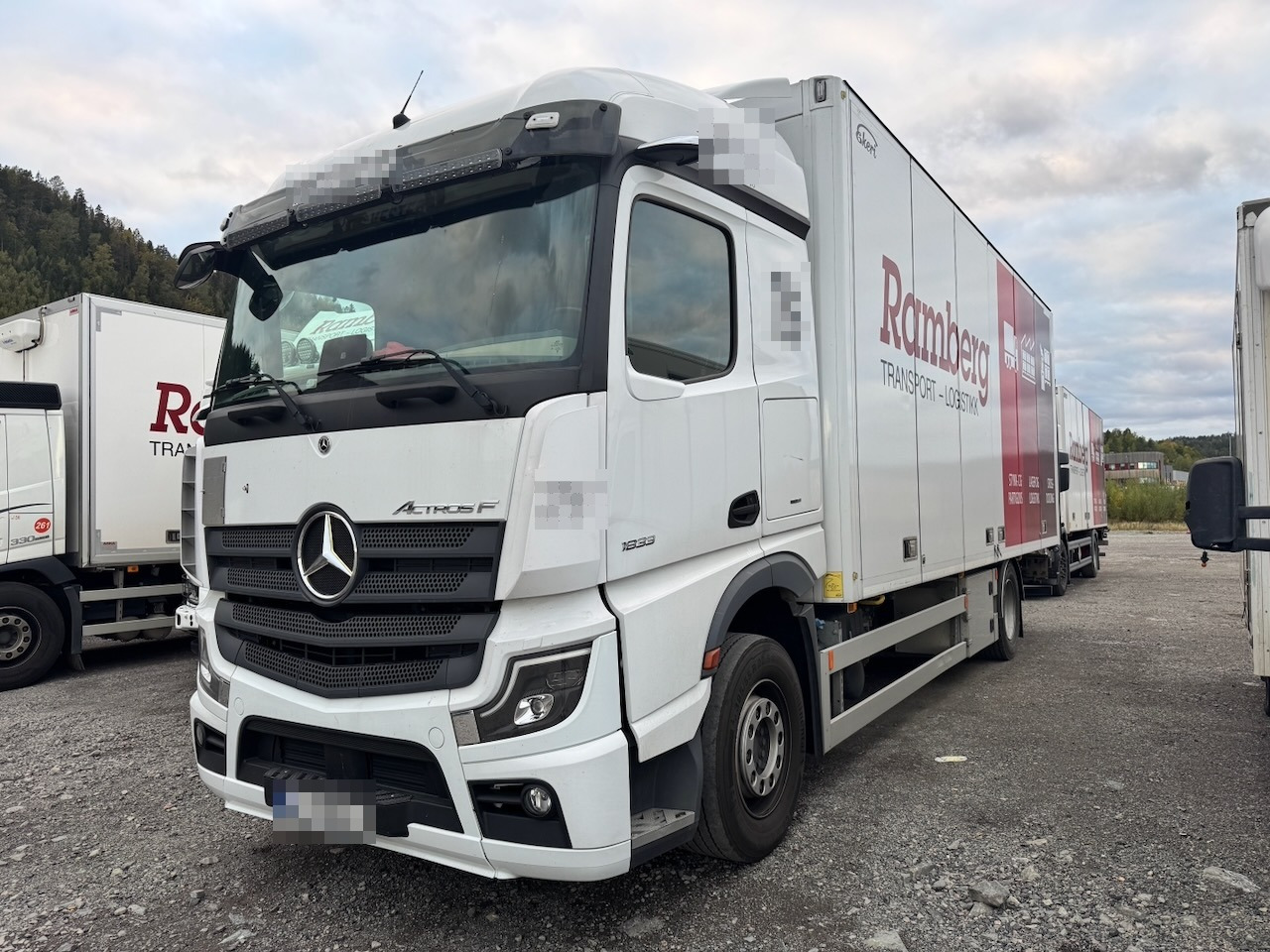 Mercedes Actros 1833 - Camión caja cerrada: foto 1 Mercedes Actros 1833 - Camión caja cerrada: foto 1