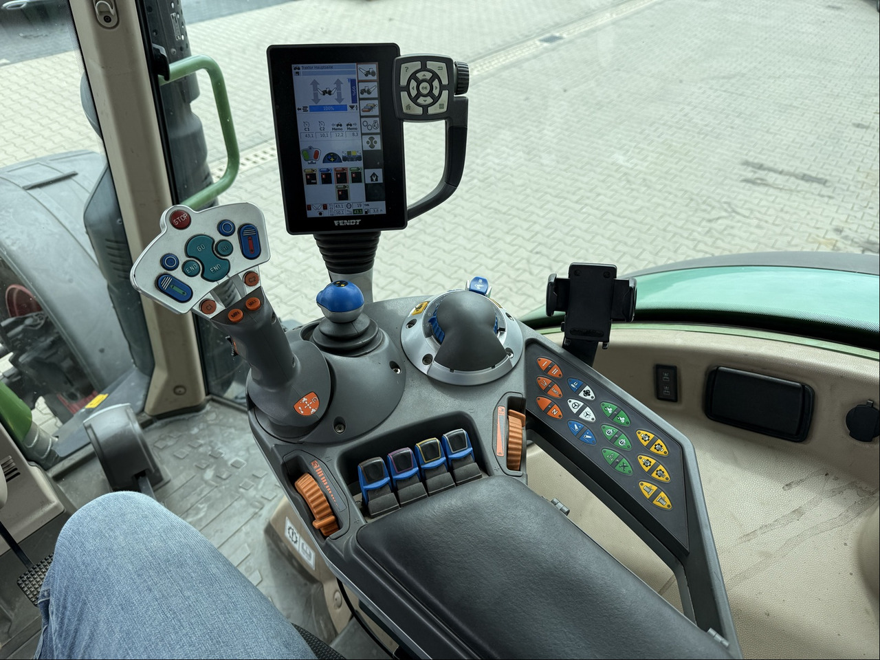 Tractor Fendt 724 Vario S4 Profi: foto 10