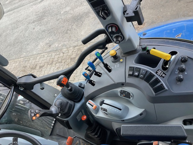 New Holland T5.100 - Tractor: foto 4 New Holland T5.100 - Tractor: foto 4