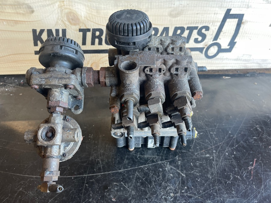 MERCEDES VALVE 4729051110 - Válvula de freno para Camión: foto 1 MERCEDES VALVE 4729051110 - Válvula de freno para Camión: foto 1