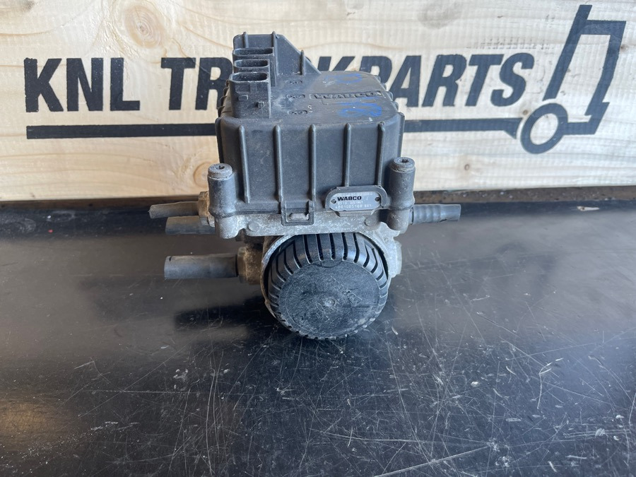 MERCEDES VALVE A0004295924 - Válvula de freno para Camión: foto 1 MERCEDES VALVE A0004295924 - Válvula de freno para Camión: foto 1