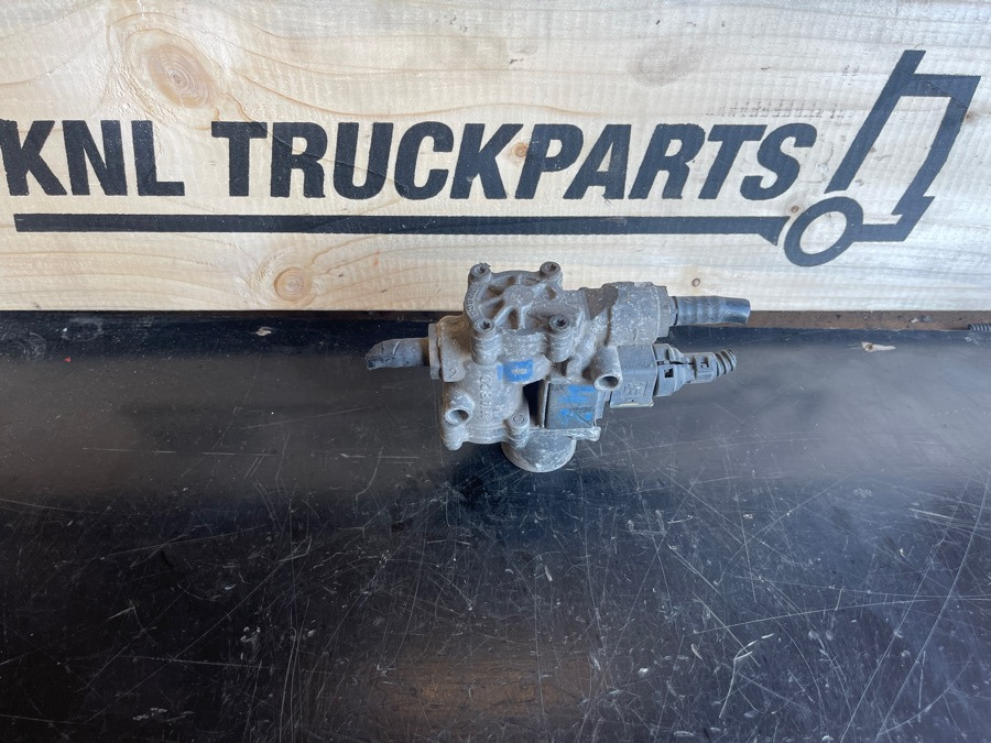 MERCEDES VALVE A0054299244 - Válvula de freno para Camión: foto 1 MERCEDES VALVE A0054299244 - Válvula de freno para Camión: foto 1
